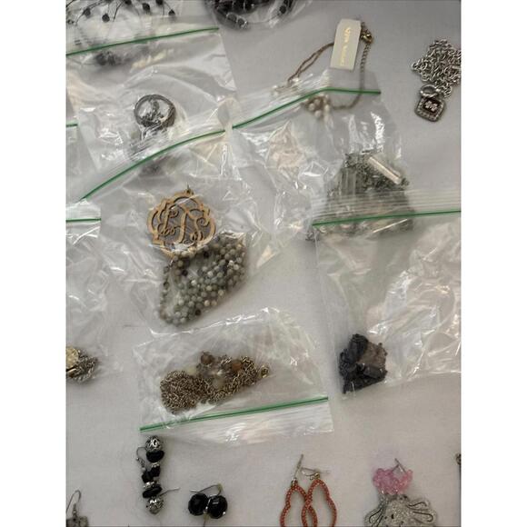 Mixed Lot Of Variety Jewelry. Necklaces, Pins, Earrings. All Earrings Have Pairs - Picture 8 of 15